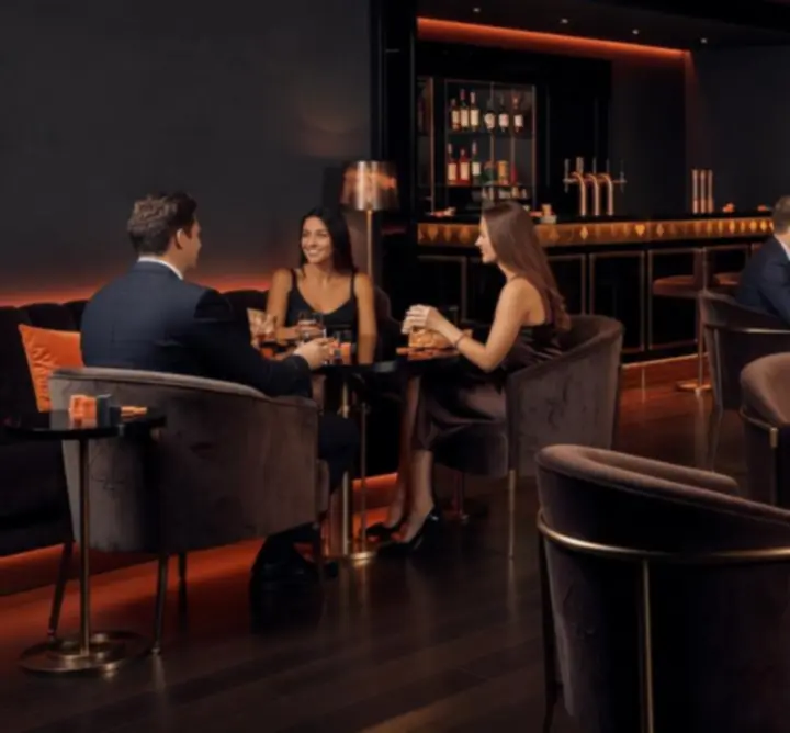 Fekete-narancs hangulatú esti lounge a LAS ban