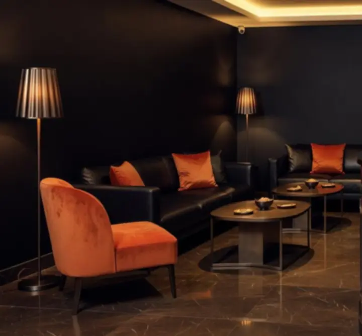 Mosolygós lounge személyzet, aki segít a foglalásokban