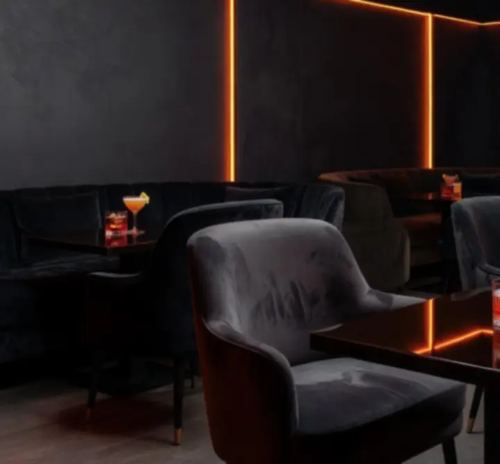 Elegáns, fekete-narancs hangulatú luxus lounge enteriőr a LAS ban.