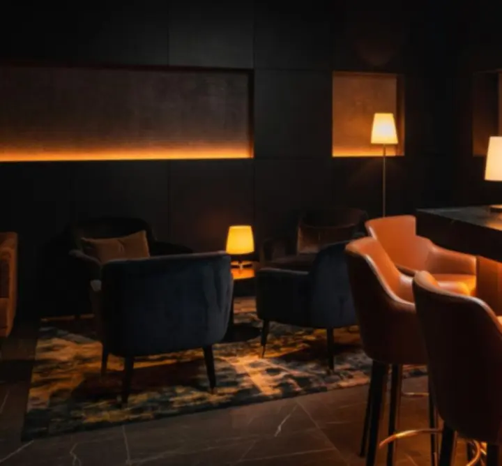 Luxus lounge bár éjszakai hangulatban